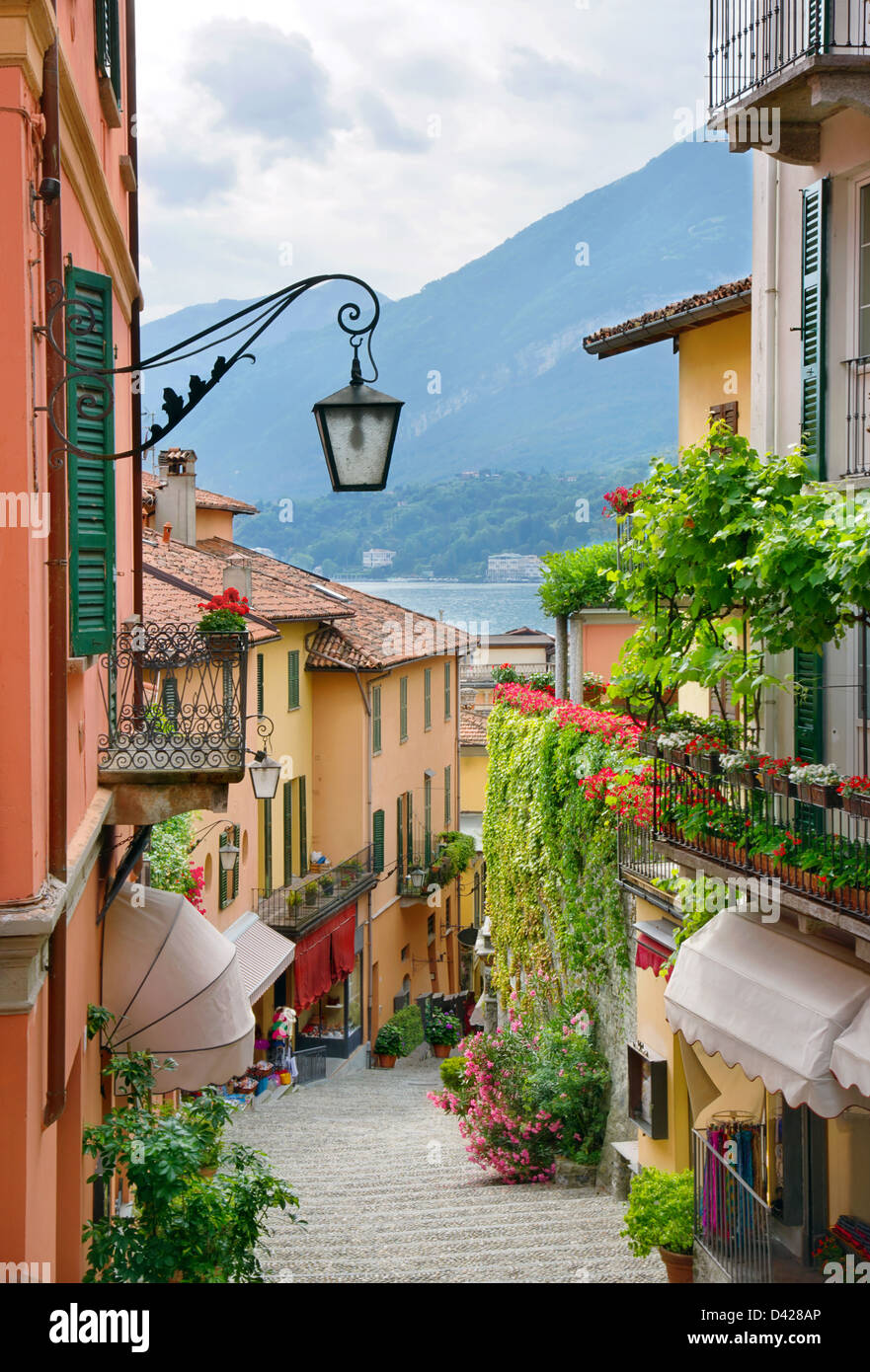 La cittadina pittoresca strada in vista di Bellagio Lago di Como Italia Foto Stock