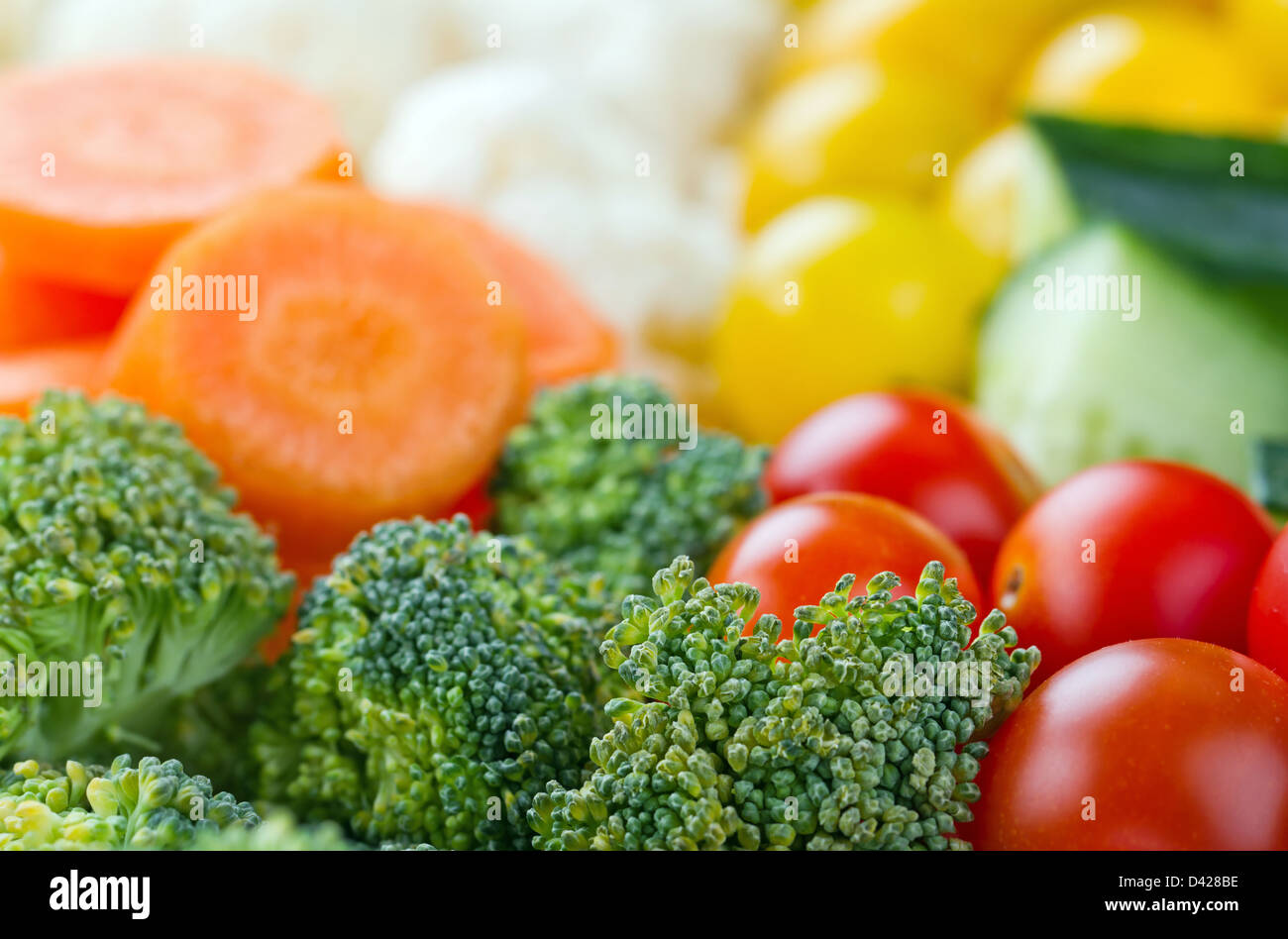 Selezione di coloratissimi ortaggi sani; carote, broccoli, pomodori, cavolfiore, cetriolo Foto Stock