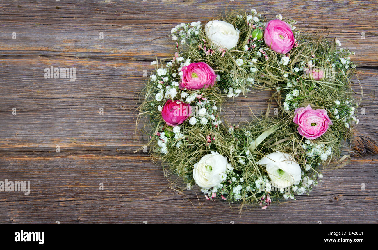 Rosa e Bianche estate ghirlanda di fiori su legno sfondo rustico Foto Stock