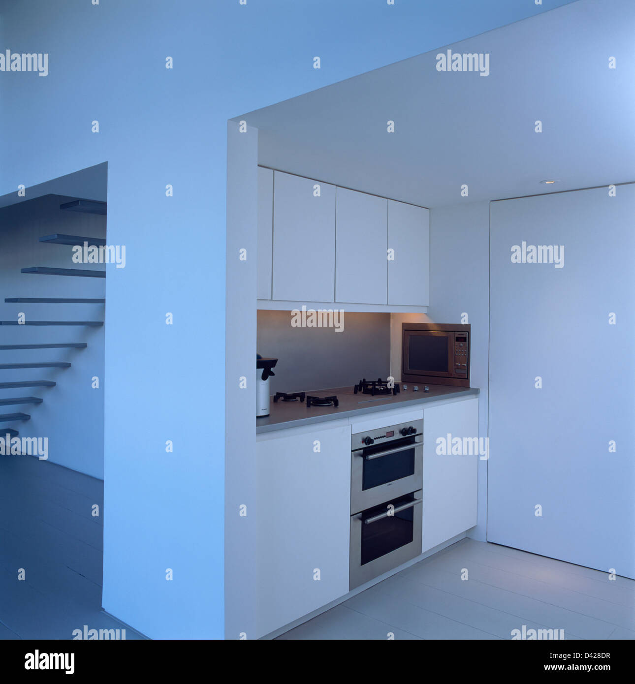 Forno doppia nella piccola area cucina in grandi loft Appartamento di conversione Foto Stock