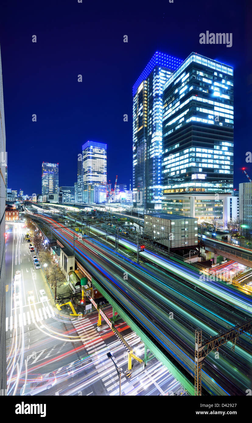 Treno di elevata le linee e il traffico in Ginza, Tokyo, Giappone. Foto Stock