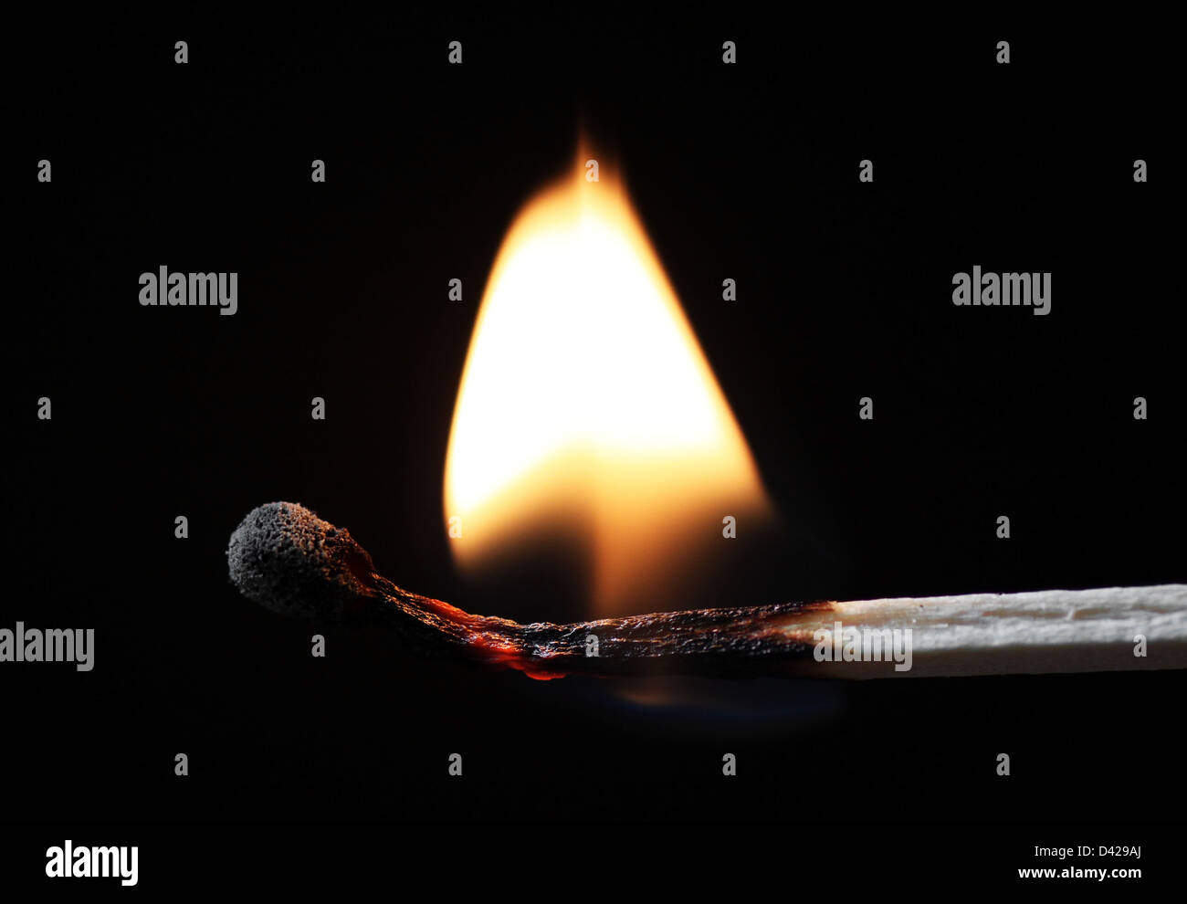 Ravvicinata di un fiammifero che brucia Foto Stock