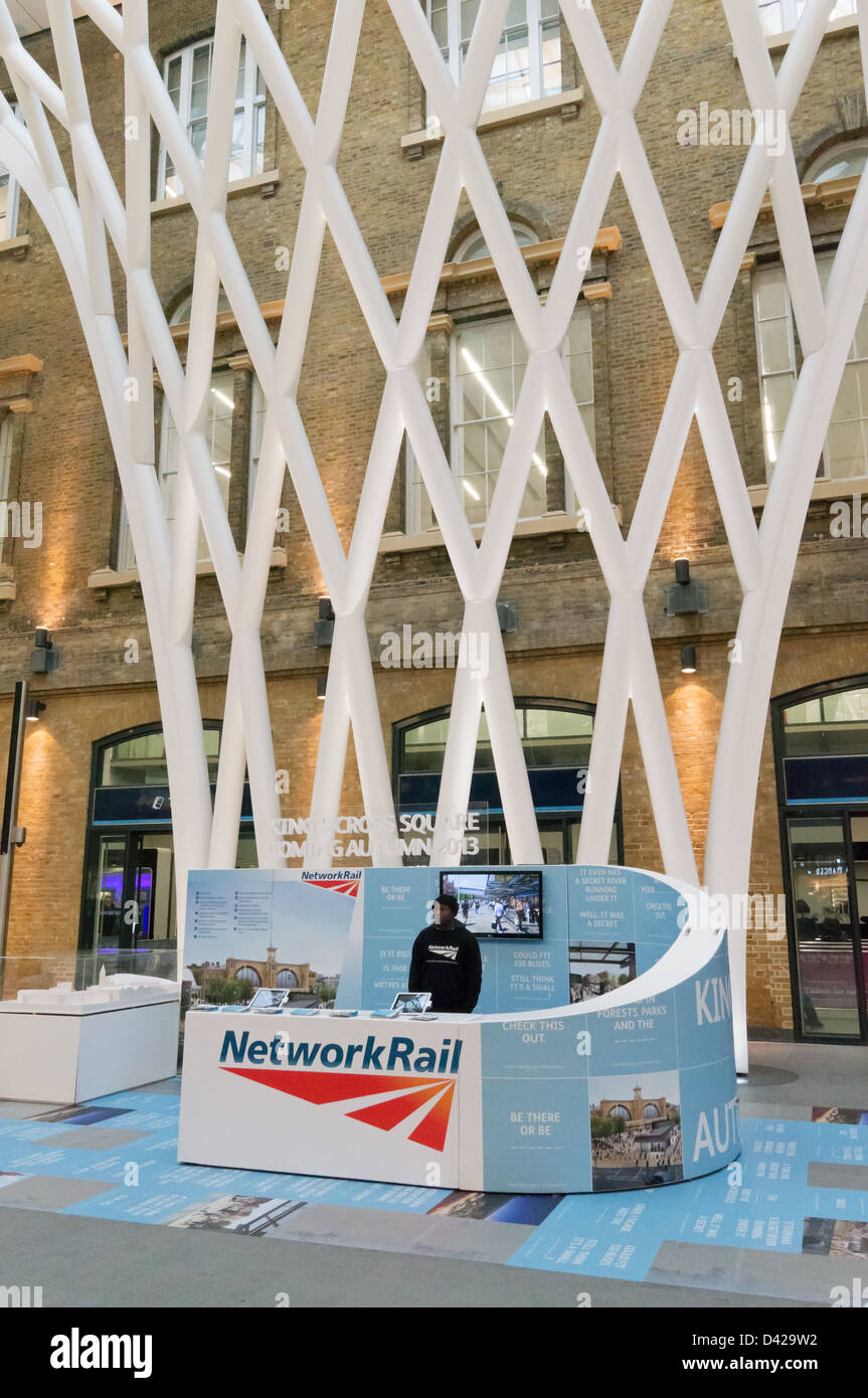 La guida della rete desk entro il nuovo piazzale di Kings Cross stazione ferroviaria, Londra Foto Stock