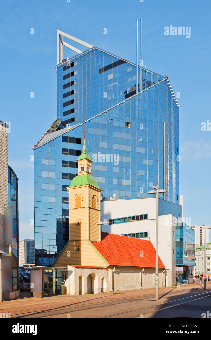 Vecchio e nuovo edificio a Tallinn in Estonia Foto Stock