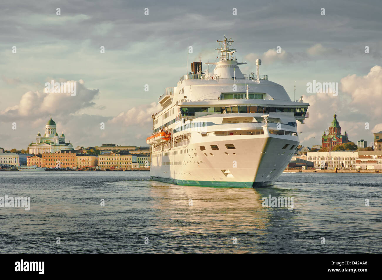 Nave da crociera in arrivo al porto di Helsinki Foto Stock