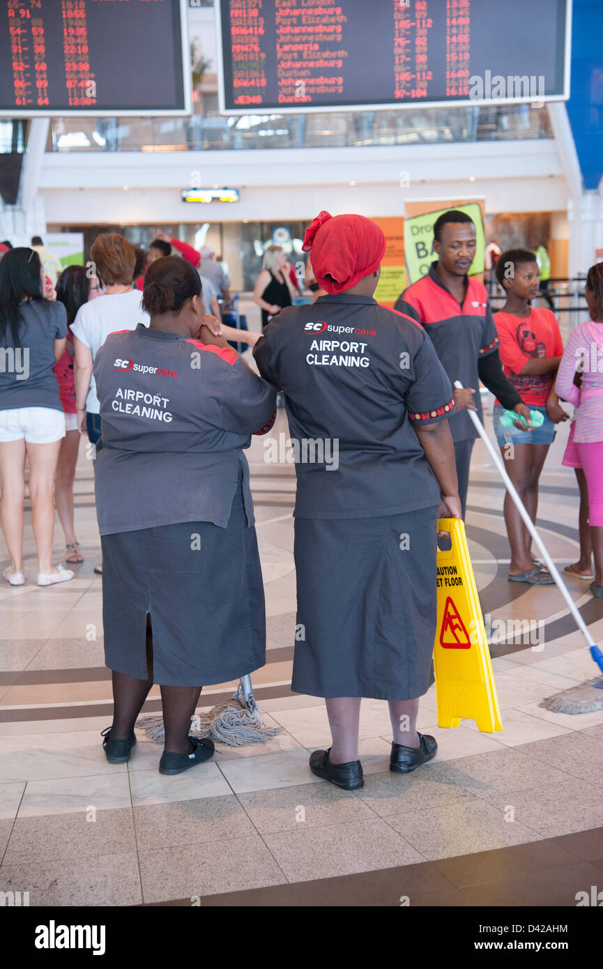 Aeroporto pulitori dalla Società Supercare a Cape Town Aeroporto Sud Africa Foto Stock