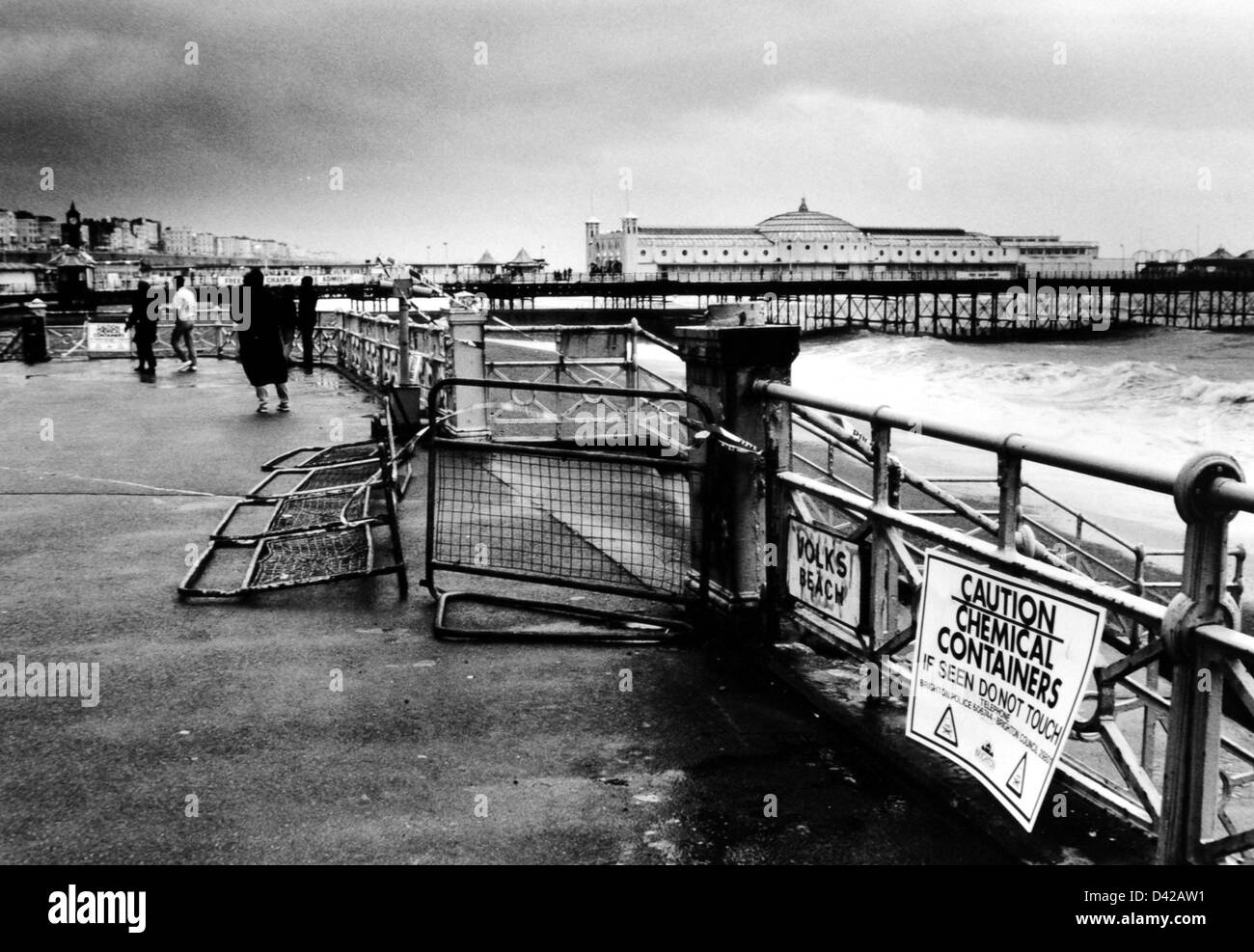 La spiaggia di Brighton è stata chiusa dopo il cianuro di contenitori sono stati trovati per una seconda volta nel febbraio 1990 Foto Stock