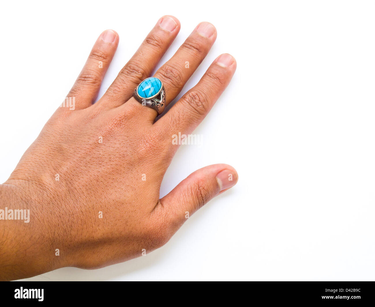 Un ragazzo a mano con anello turchese sul suo dito isolati su sfondo bianco Foto Stock