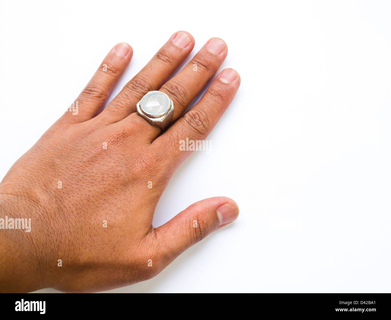 Un ragazzo a mano con giada bianca anello sul suo dito isolati su sfondo bianco Foto Stock