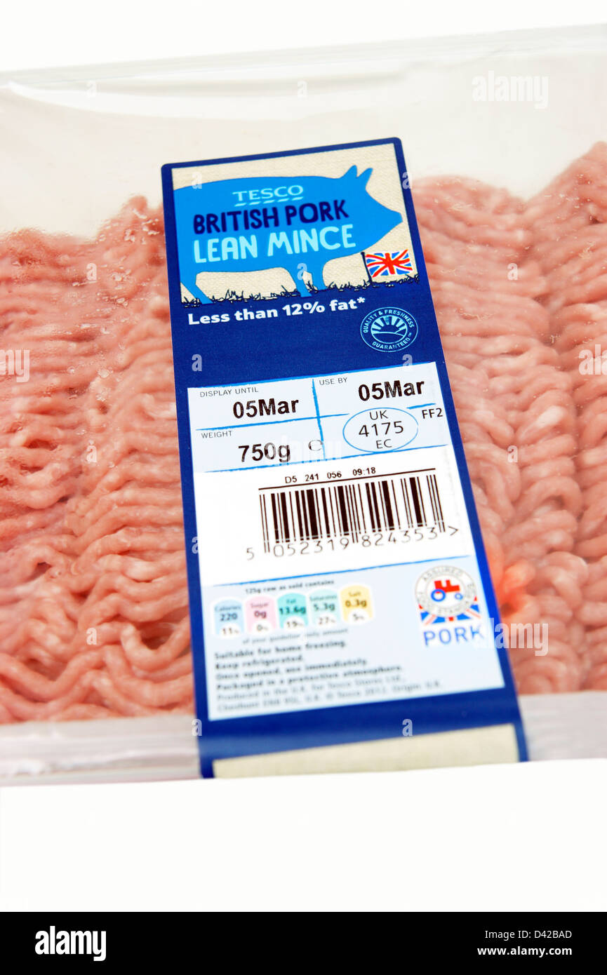 Tesco BRITISH la carne di maiale magro tritare il mangiare sano con il British logo & il piccolo trattore rosso simbolo segno su un'offerta di 2 per 6 sterline Foto Stock