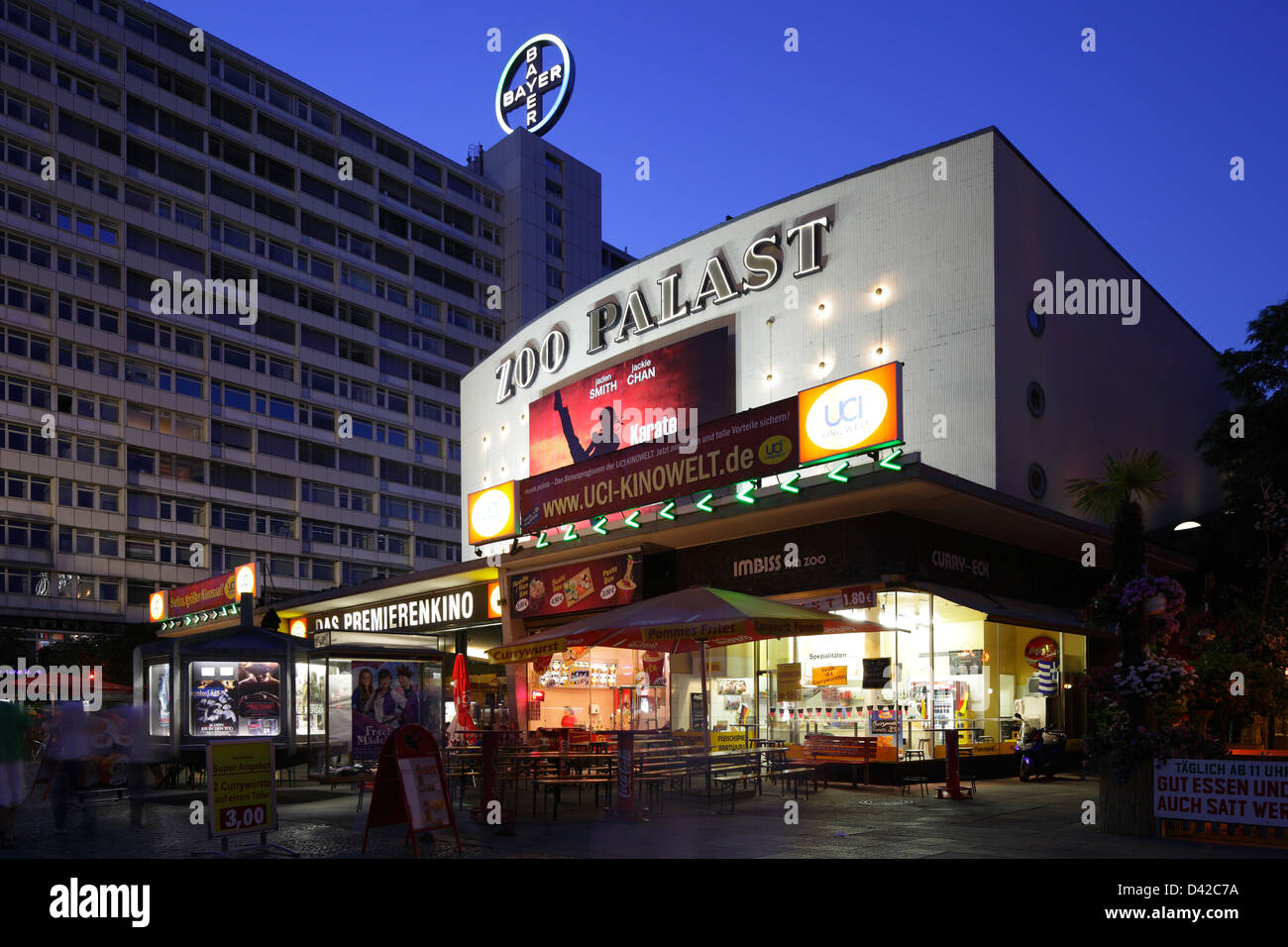 Berlino, Germania, il centro dello Zoo e Zoo Palast di notte Foto Stock