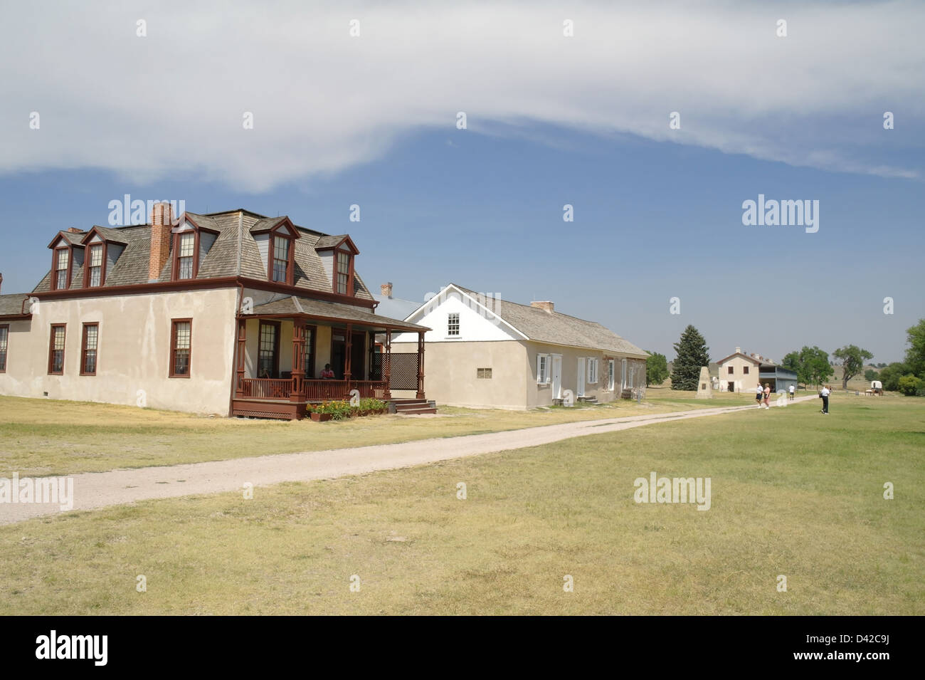 Cielo blu verde erba visualizza Burt House, Sutler del negozio verso la Caserma di cavalleria, ufficiali fila, Fort Laramie, Wyoming USA Foto Stock