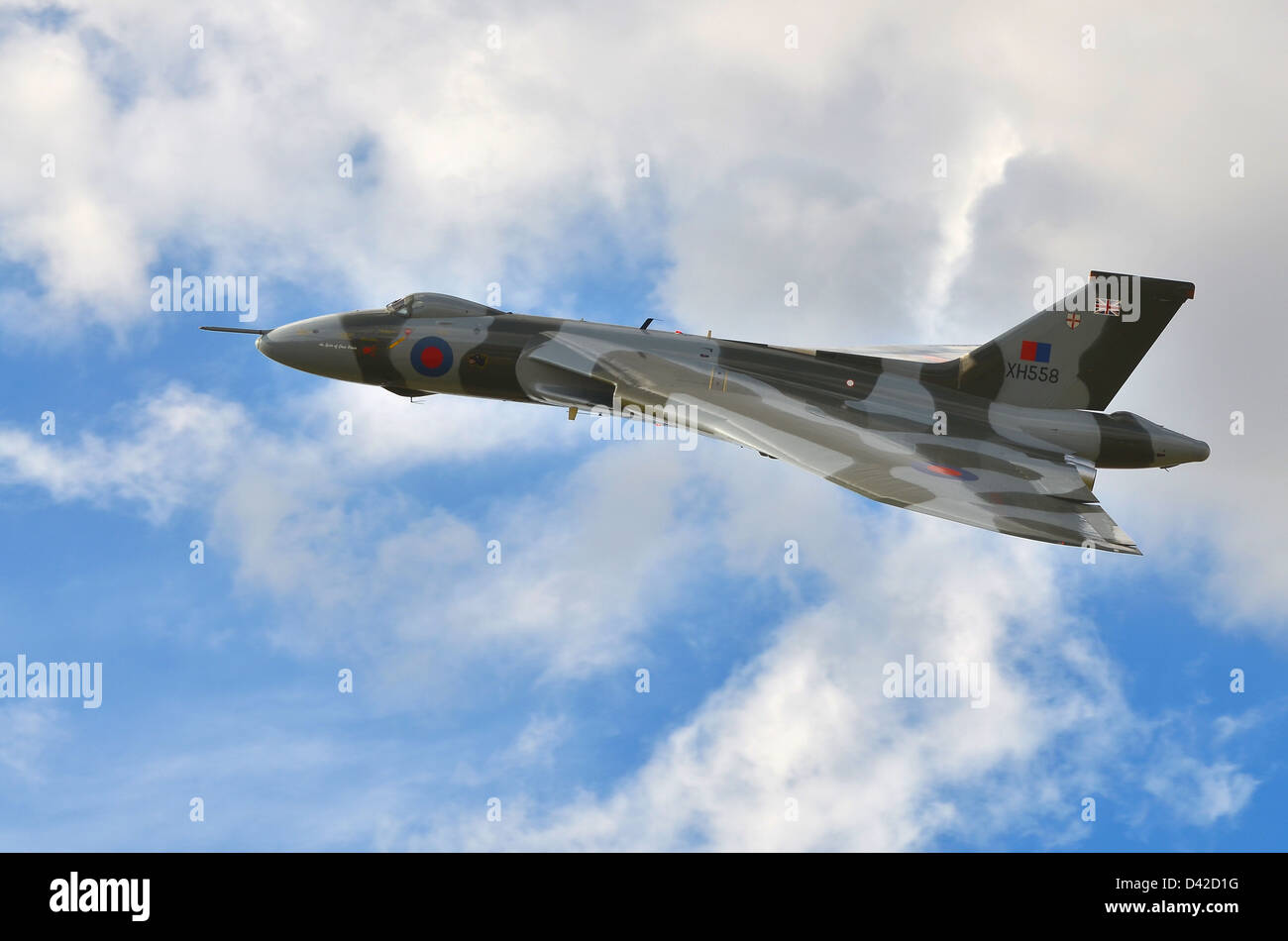 Avro Vulcan bomber jet militare fly-by a poco Gransden. XH558, il solo volare Vulcan. Foto Stock