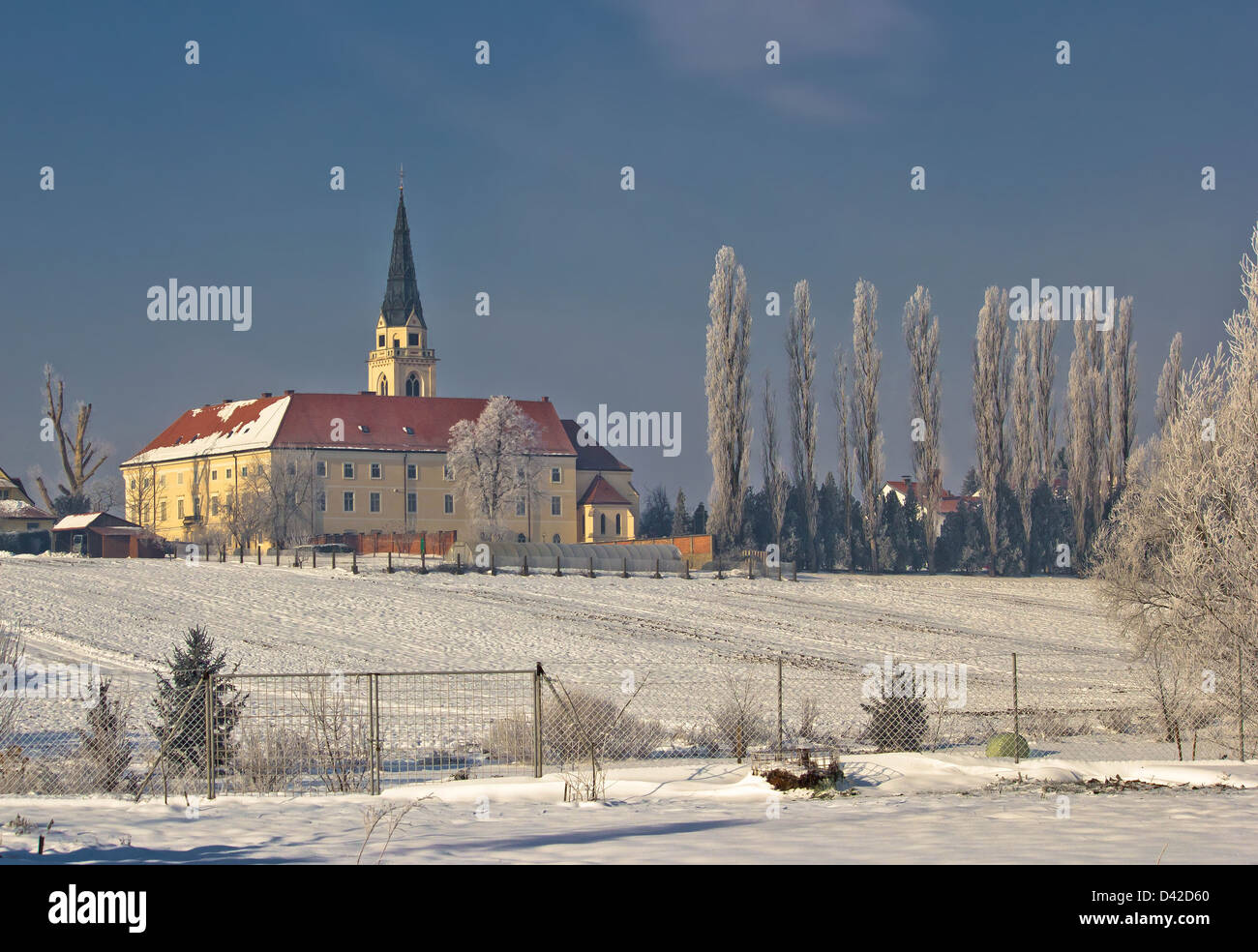 Greco cattedrale cattolica in snow landscape, Krizevci, Croazia Foto Stock