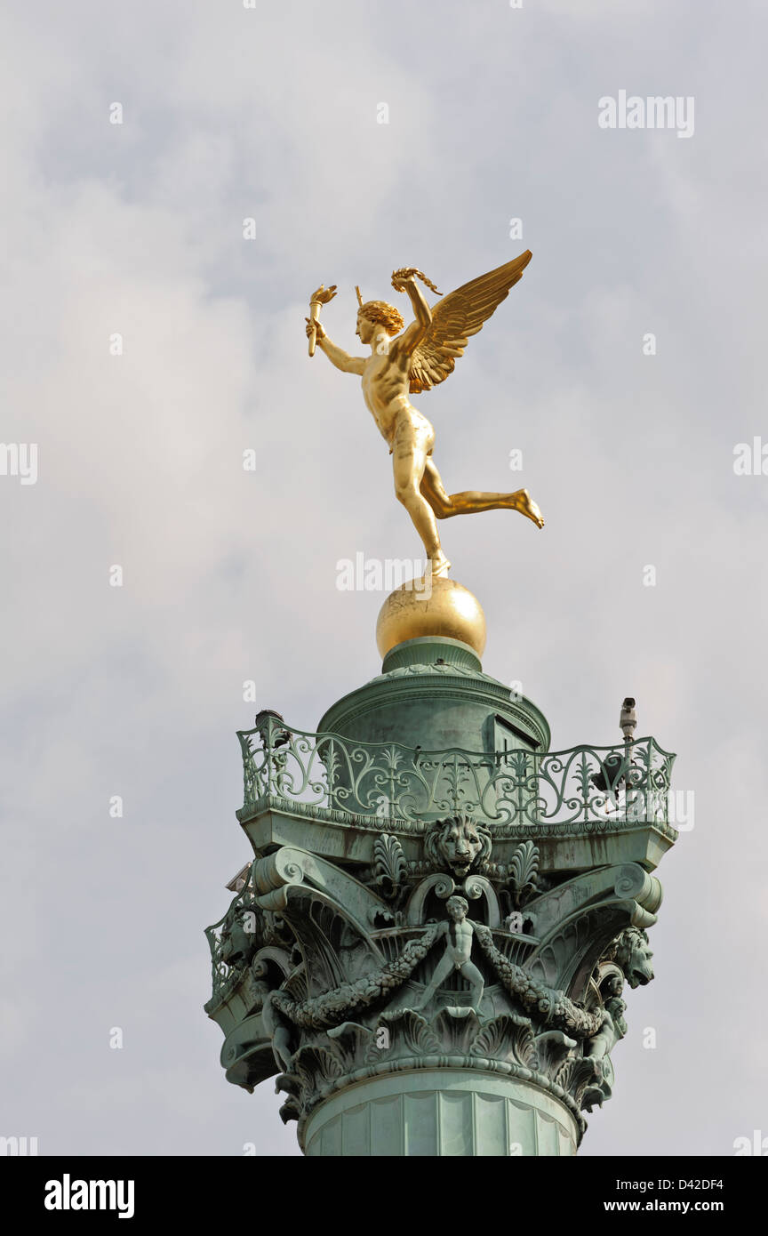 Golden Angel statua sulla sommità del monumento della Bastille, Paris, Francia. Foto Stock