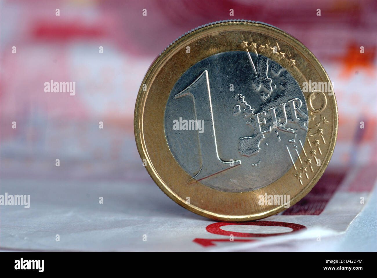 Muenster, Germania, un uno-Euromuenze sorge su una decina di euro nota Foto Stock