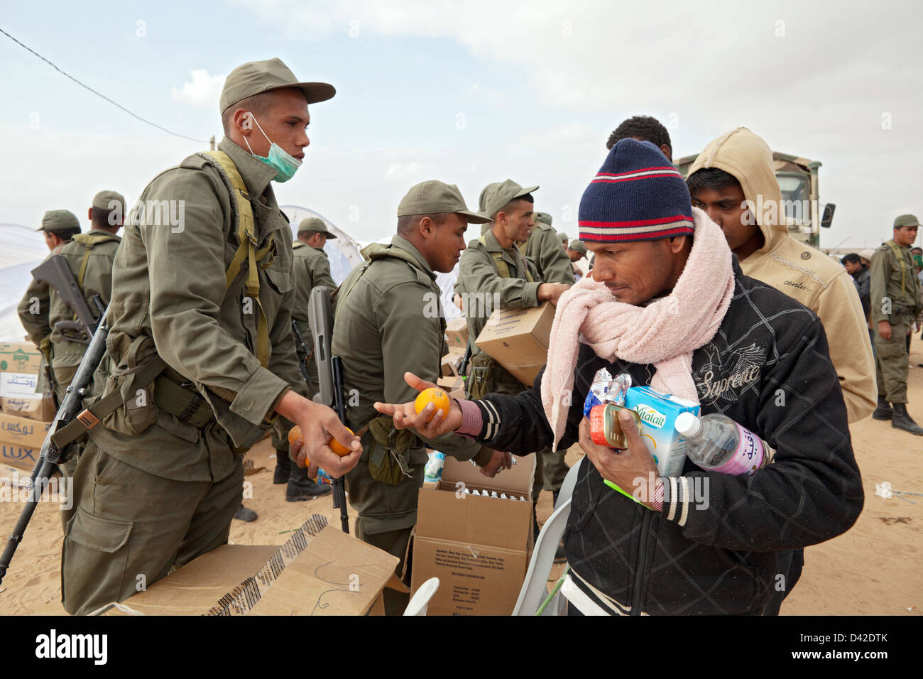 Ben Gardane, Tunisia, esercito tunisino rifugiati di alimentazione con i prodotti alimentari Foto Stock
