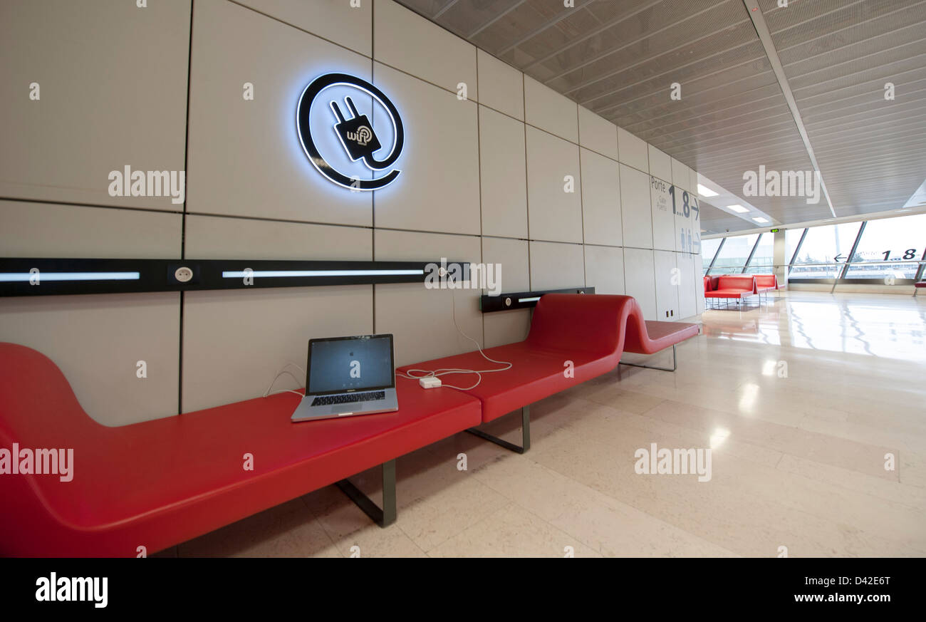 Connessione wifi gratuita e chaiselongue moderno in pelle di colore rosso all'aeroporto Blagnac, Toulouse, Francia Foto Stock