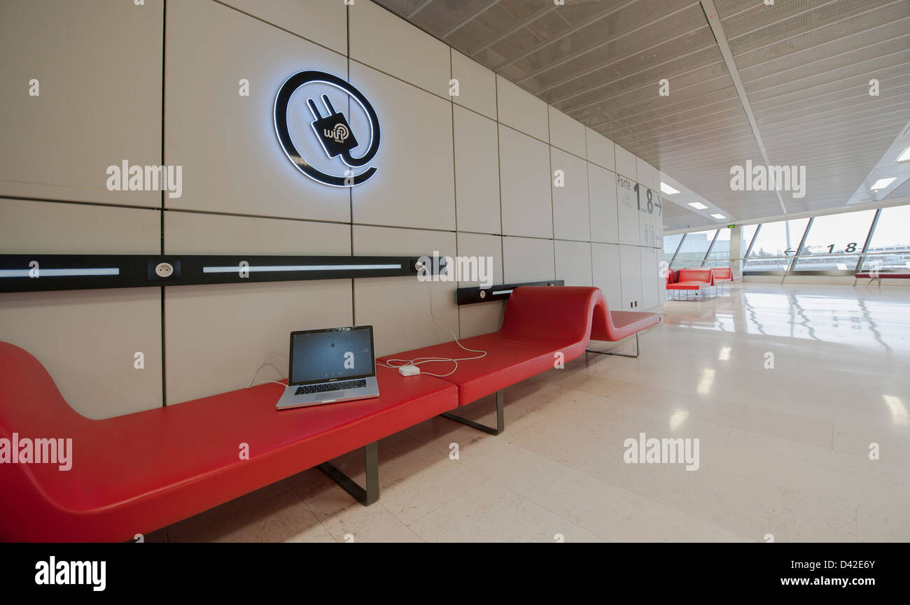 Connessione wifi gratuita e chaiselongue moderno in pelle di colore rosso all'aeroporto Blagnac, Toulouse, Francia Foto Stock