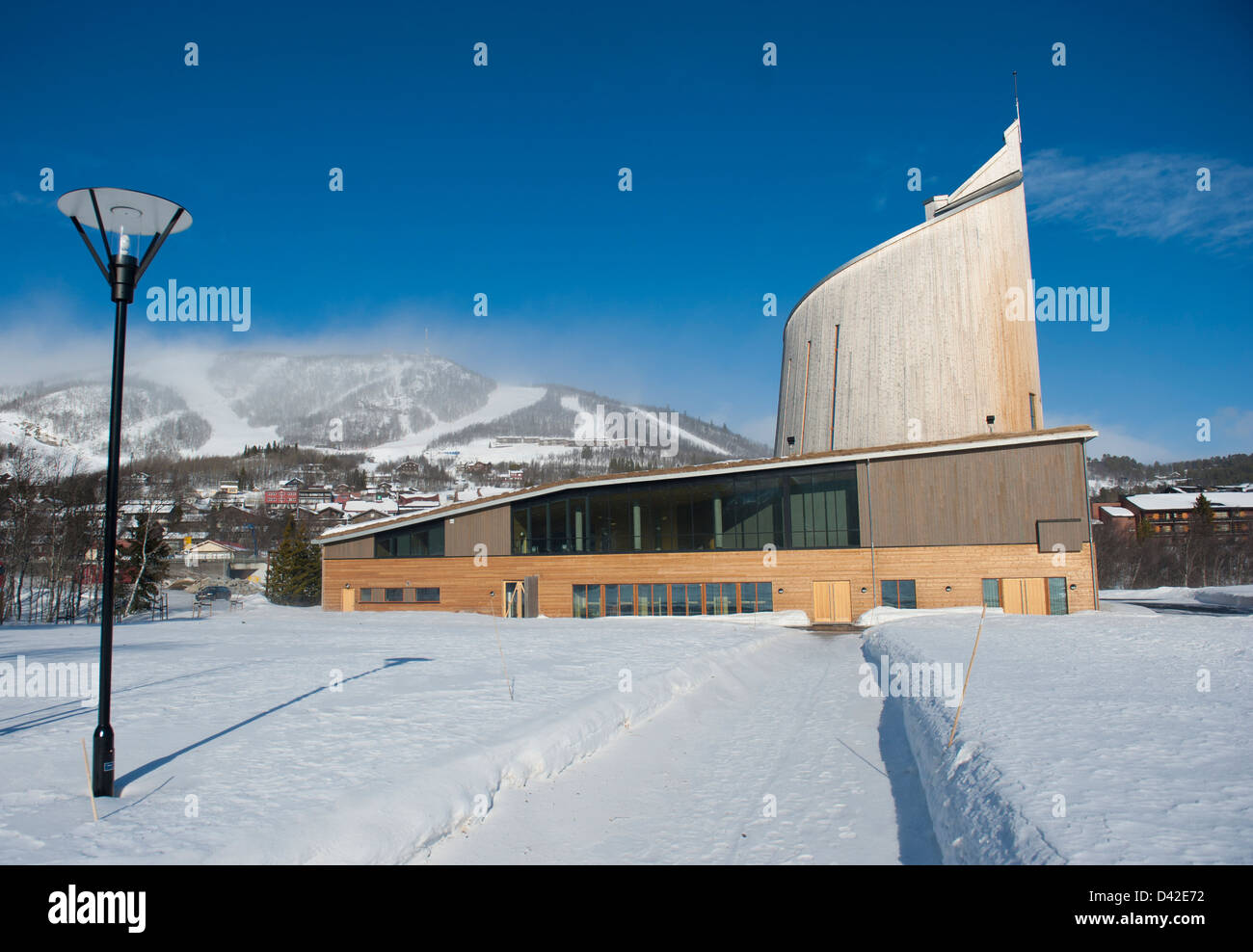 Exteriour del moderno Geilo Kulturkyrkje da Jorun Westad Bruslett in Geilo, Hallingdal, Norvegia, in inverno Foto Stock