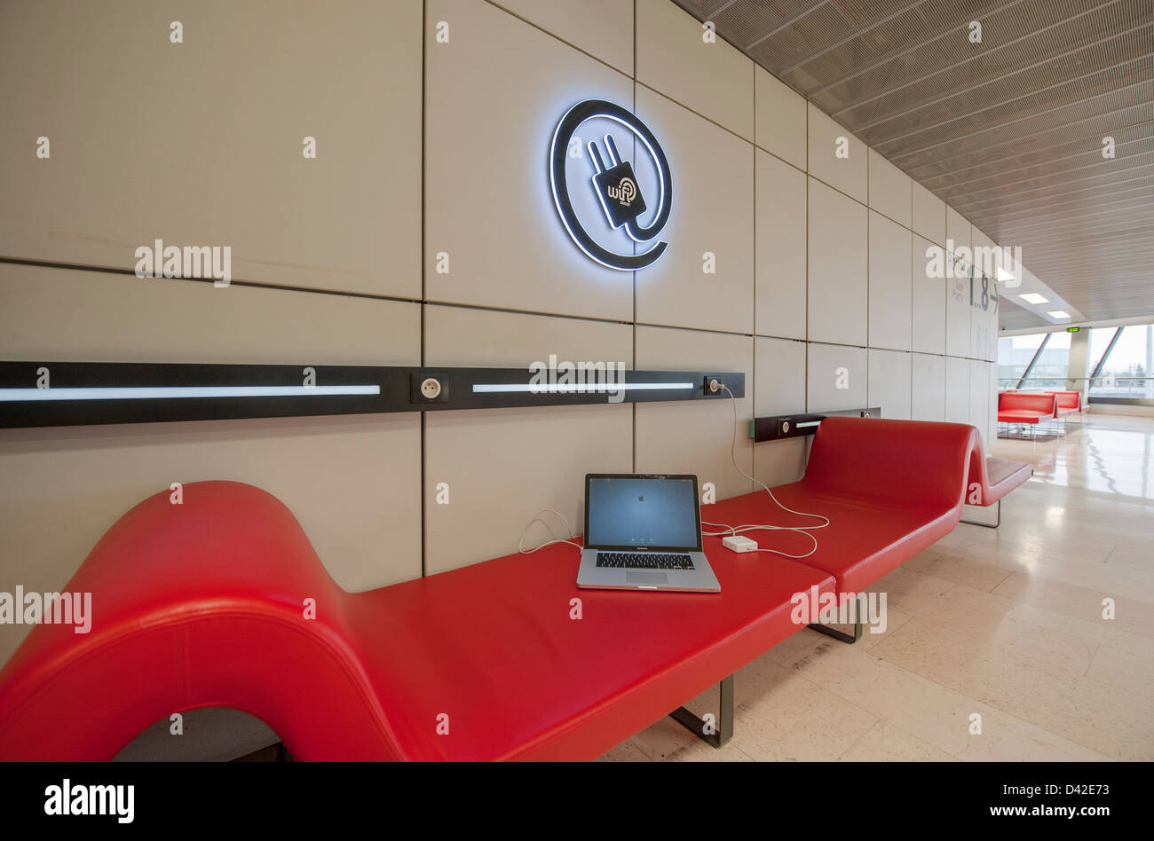 Connessione wifi gratuita e chaiselongue moderno in pelle di colore rosso all'aeroporto Blagnac, Toulouse, Francia Foto Stock