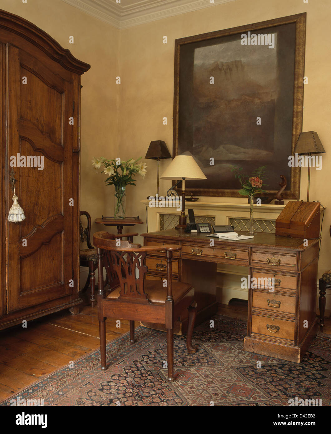 Grande pittura su antica scrivania e sedia in studio con antico armadio olandese Foto Stock