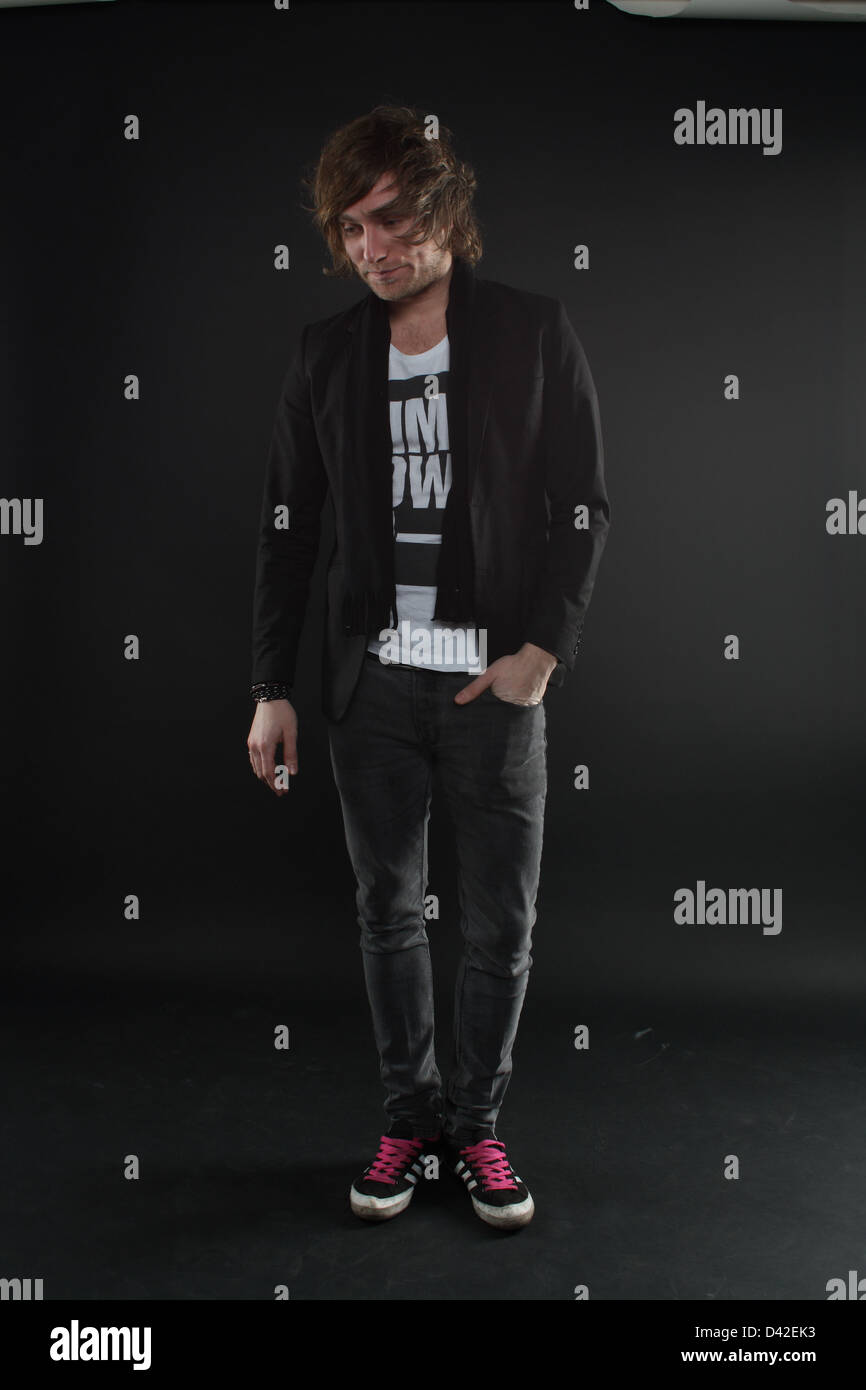 Uomo in piedi con la faccia rivolta lontano. Foto Stock