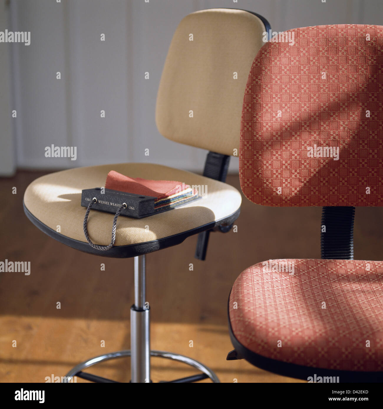 Close-up di beige e modellato girevole sedie per ufficio Foto Stock