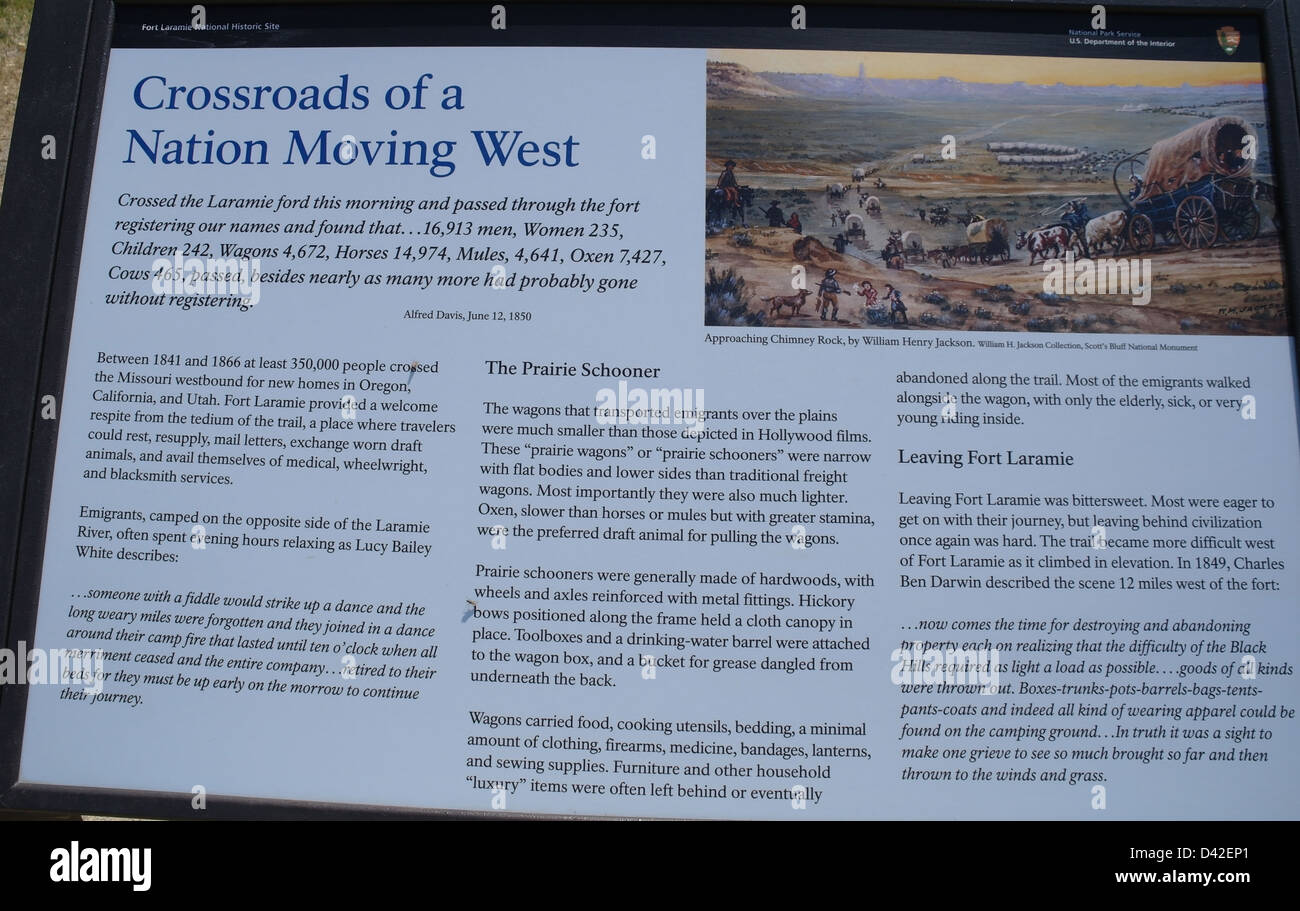 Informazioni segno, "crocevia di una nazione che si muove da ovest", che delinea la storia di Pioneer i vagoni ferroviari a Fort Laramie, Wyoming USA Foto Stock