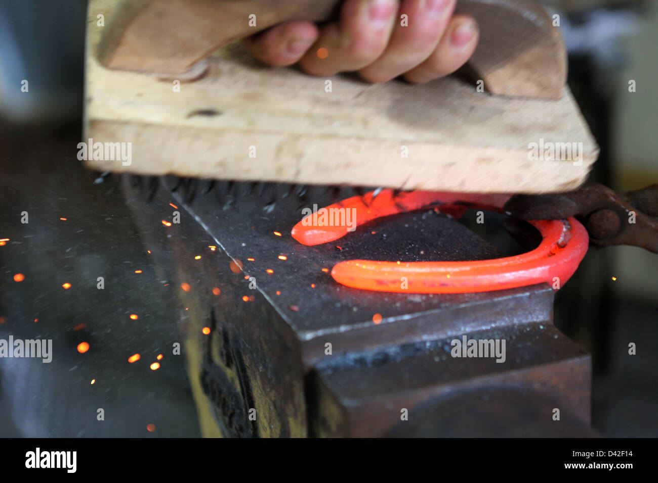 Sheung Shui, Cina, con una red hot a ferro di cavallo Drahtbuerste di elaborazione Foto Stock