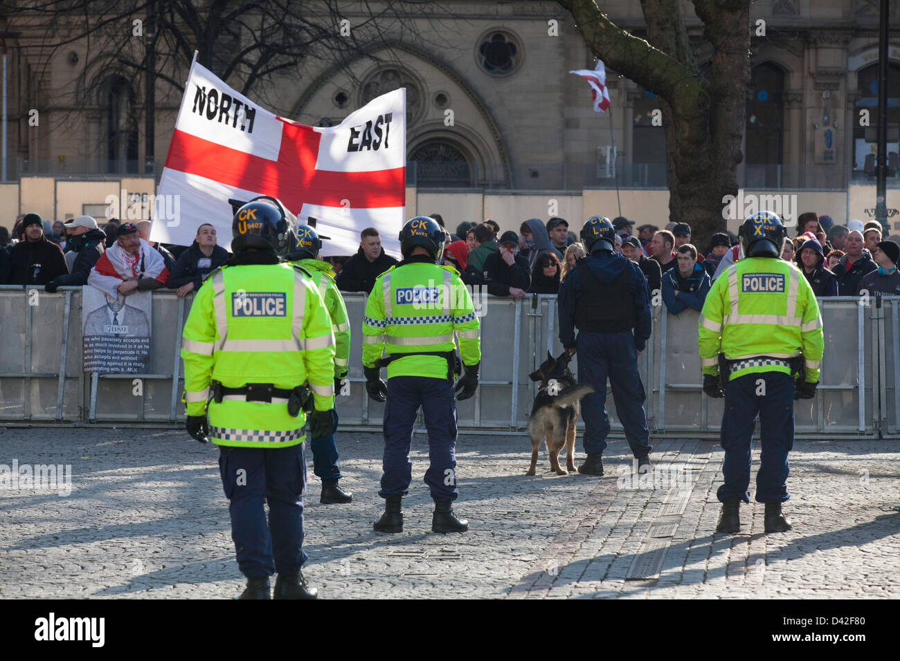 Manchester, Regno Unito. 2 marzo 2013. I membri di estrema destra della Difesa inglese League (EDL) si scontrano con la polizia durante una manifestazione di protesta a Manchester. Circa 300 membri del 'Islamophobic' gruppo ha partecipato. compiti di polizia era rigoroso che coinvolgano cani e cavalli tenuti distanziati l'UAF e l'EDL. Credito: Lydia Pagoni/Alamy Live News Foto Stock