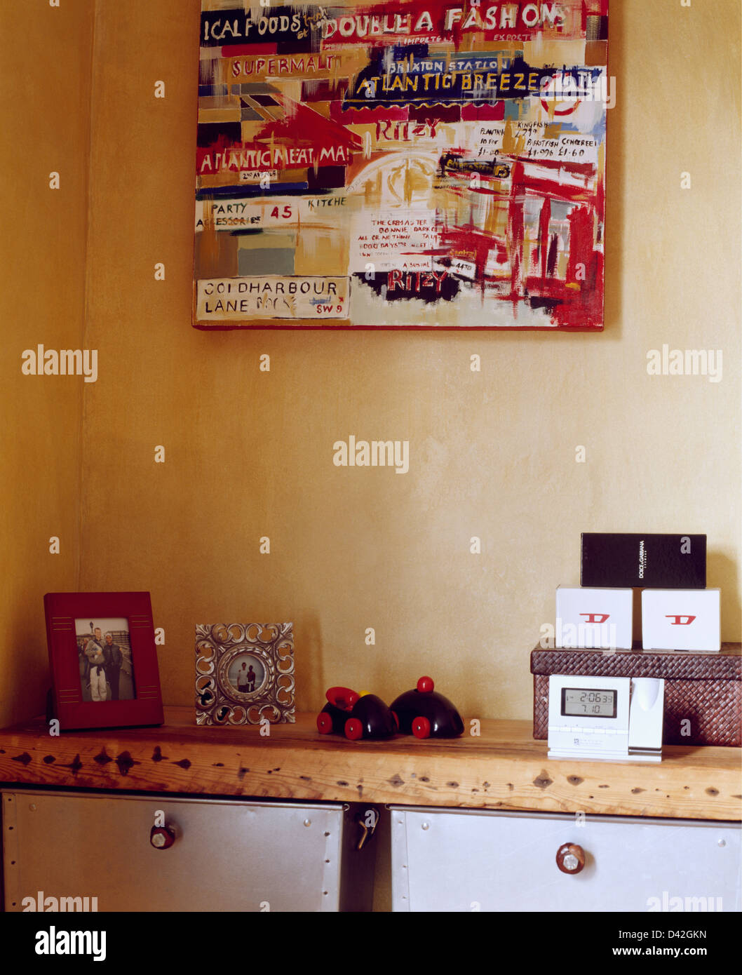 Close-up di pittura moderna al di sopra di uno scaffale con scatole piccole Foto Stock