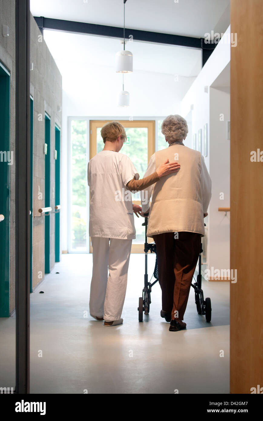 Essen, Germania, un infermiere geriatrico accompagna un paziente durante la deambulazione della formazione Foto Stock