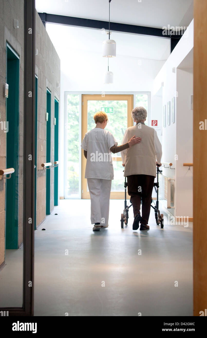 Essen, Germania, un infermiere geriatrico accompagna un paziente durante la deambulazione della formazione Foto Stock