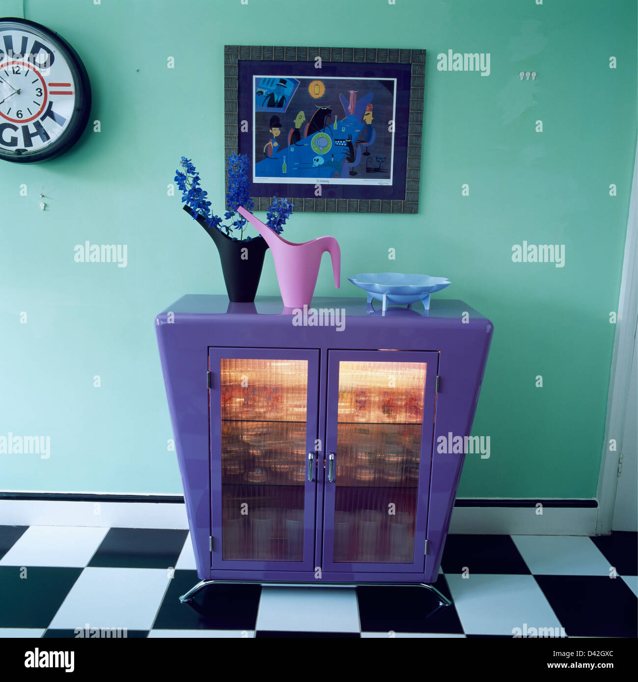 Foto al di sopra degli anni cinquanta di vetro malva-cabinet anteriore con brocche di plastica in turchese sala da pranzo con nero+bianco pavimento a scacchiera Foto Stock