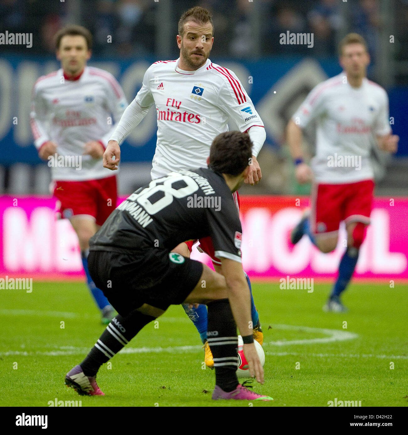 Di Amburgo Rafael van der Vaart (B) il sistema VIES per la palla con Fuerth's Matthias Zimmermann durante il match Hamburger SV - SpVgg Greuther Fürth in Imtech Arena di Amburgo, Germania, 02 marzo 2013. Foto: SVEN HOPPE (ATTENZIONE: embargo condizioni! Il DFL permette l'ulteriore utilizzazione di fino a 15 foto (solo n. sequntial immagini o video-simili serie di foto consentito) via internet e media on line durante il match (compreso il tempo di emisaturazione), adottate dall'interno dello stadio e/o prima di iniziare la partita. Il DFL permette la trasmissione senza restrizioni di registrazioni digitali durante Foto Stock