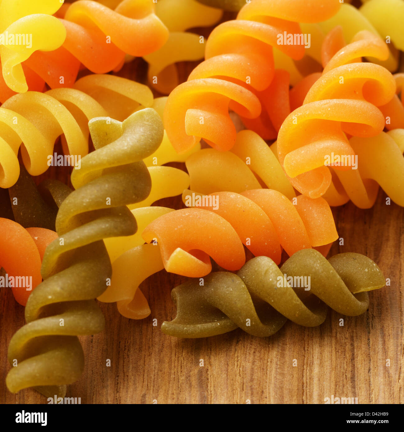 Fusilli tricolore la pasta sul tavolo di legno Foto Stock