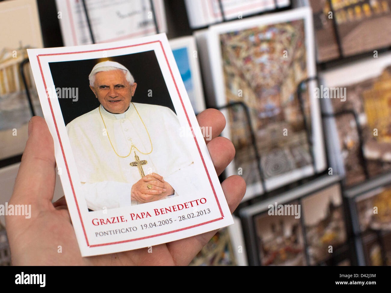 Una cartolina di circa il pontificato di Papa Benedetto XVI è raffigurato in un negozio di souvenir in Vaticano, 01 marzo 2013. "Grazie Papa Benedetto' e le date della papcy vengono stampati sulla carta. Foto: Michael Kappeler Foto Stock