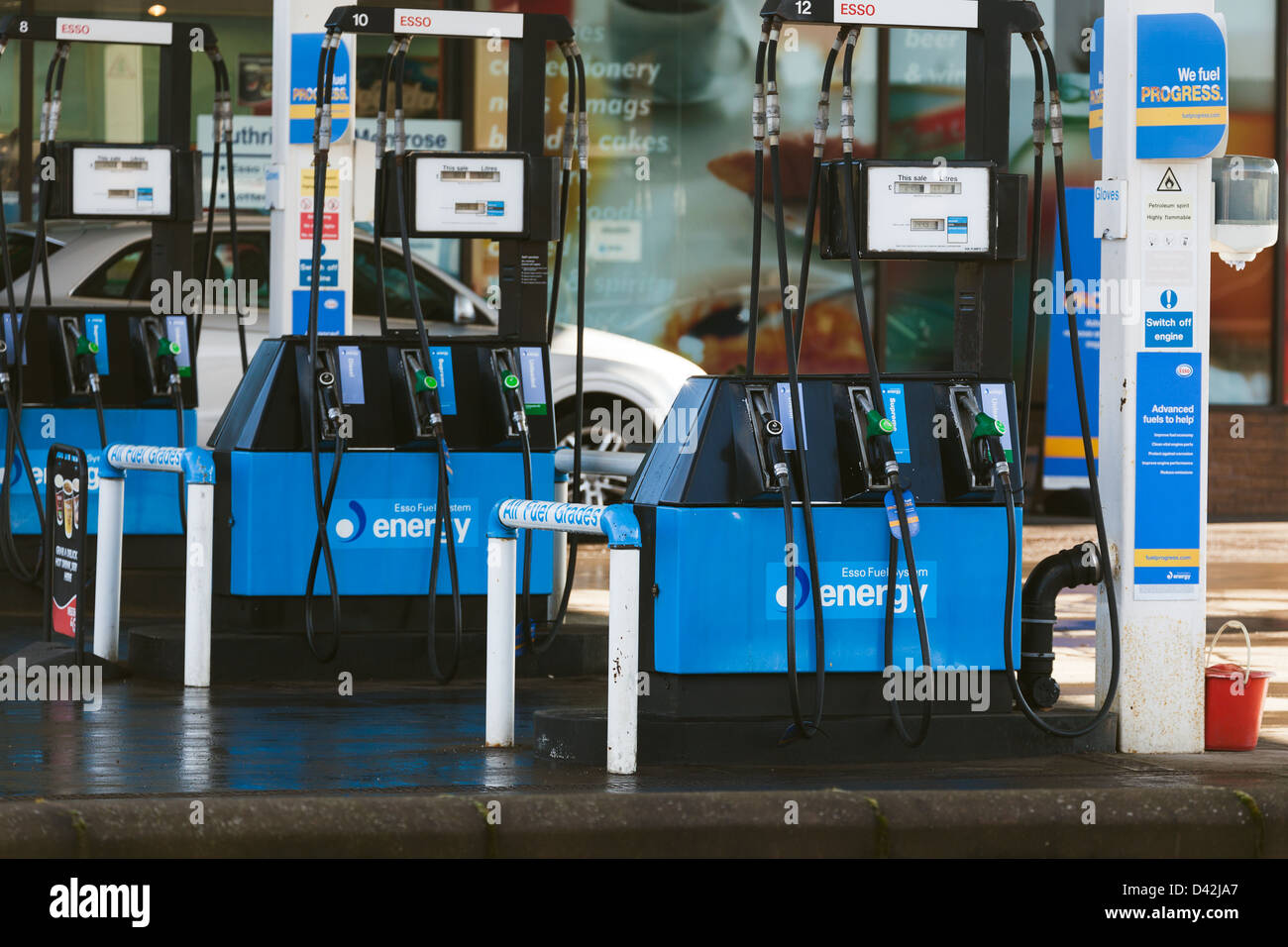 Esso stazione di benzina con pompe vacante, Montrose Scozia Angus REGNO UNITO Foto Stock