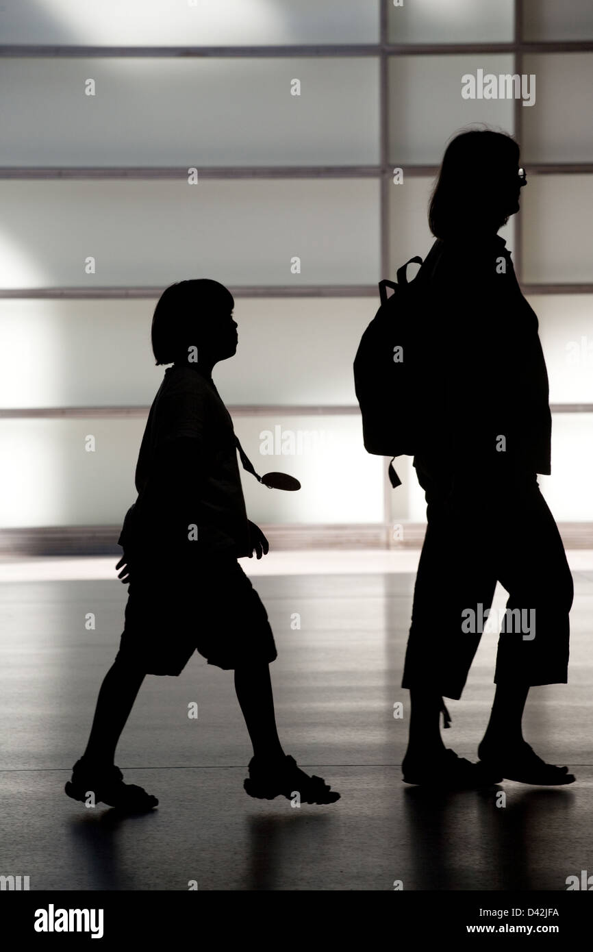 Berlino, Germania, e silhouette di una madre di una ragazza Foto Stock