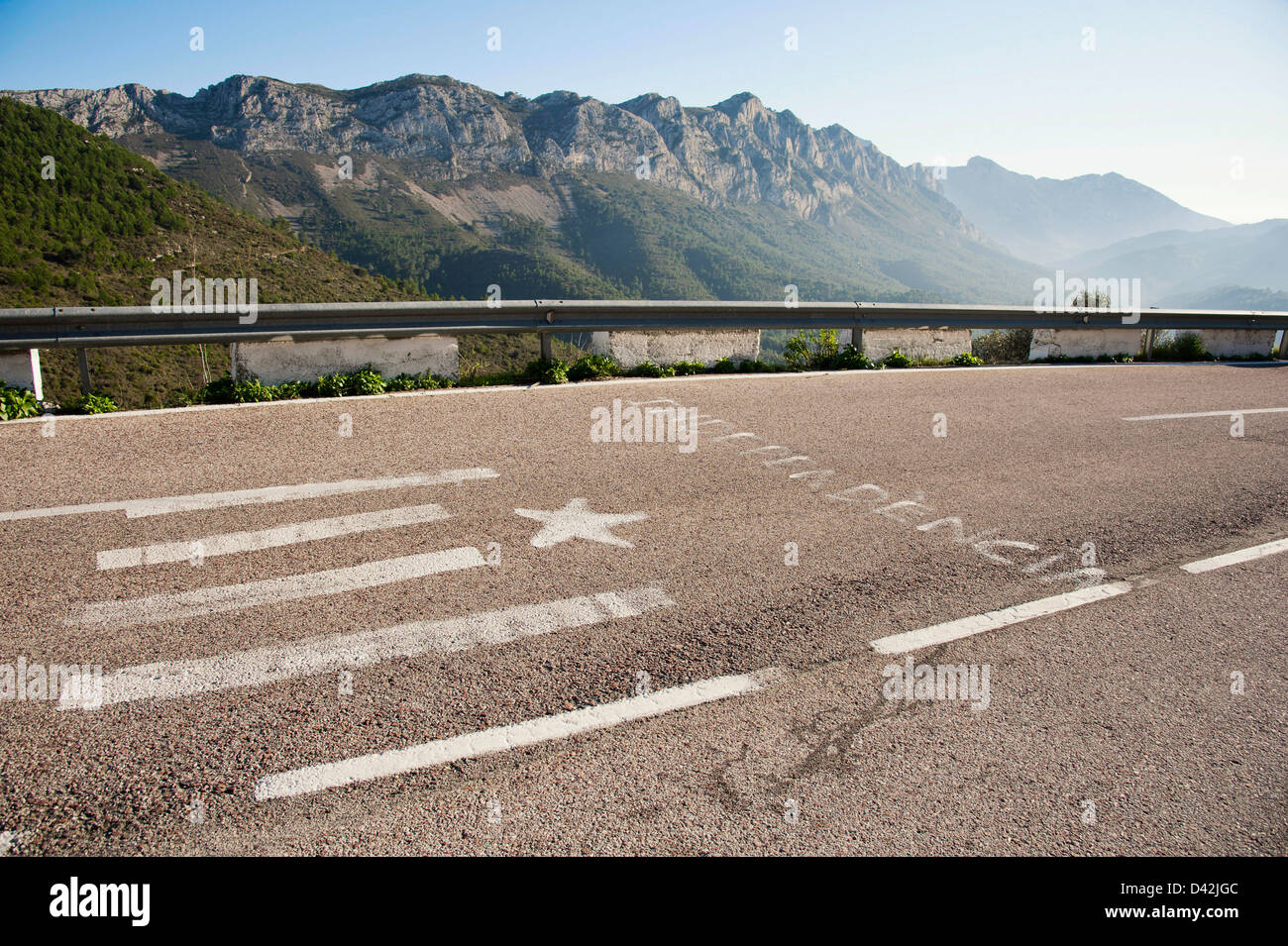 La parola "Independencia" - Indipendenza e una simboleggiato Valencian o bandiera catalana sono dipinti su strada in Spagna Foto Stock
