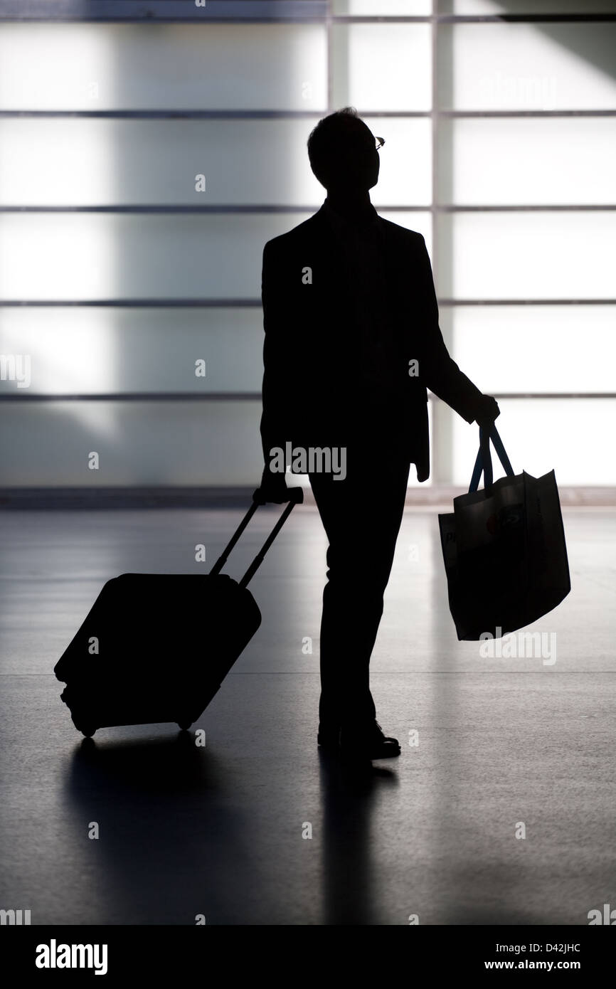 Berlino, Germania, la sagoma di un uomo con una valigia su ruote Foto stock  - Alamy