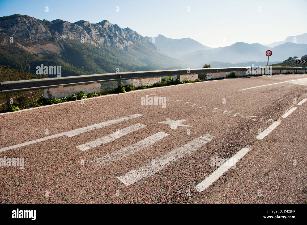 La parola "Independencia" - Indipendenza e una simboleggiato Valencian o bandiera catalana sono dipinti su strada in Spagna Foto Stock