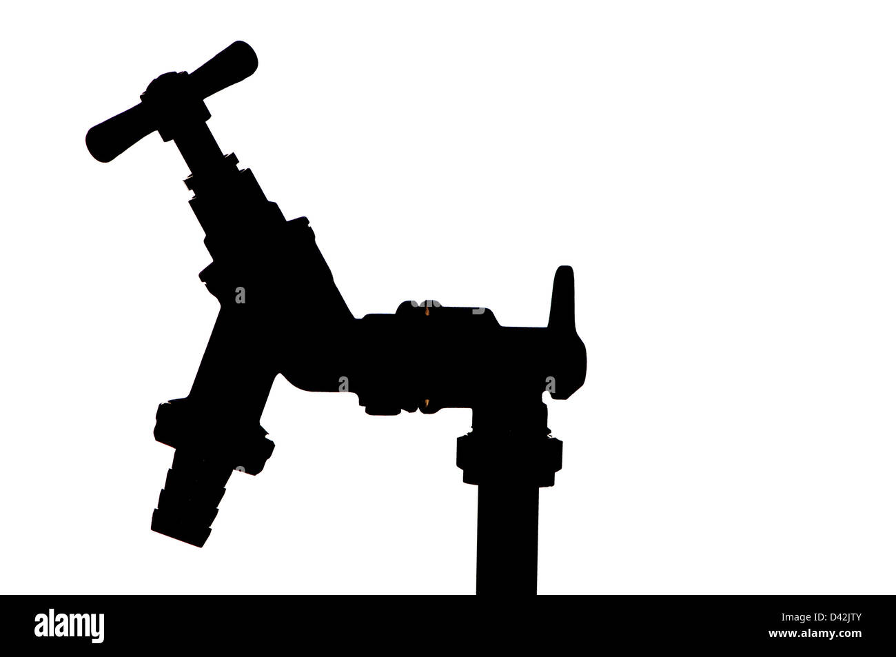 Silhouette di un esterno rubinetto montato su un tubo di supporto Foto Stock
