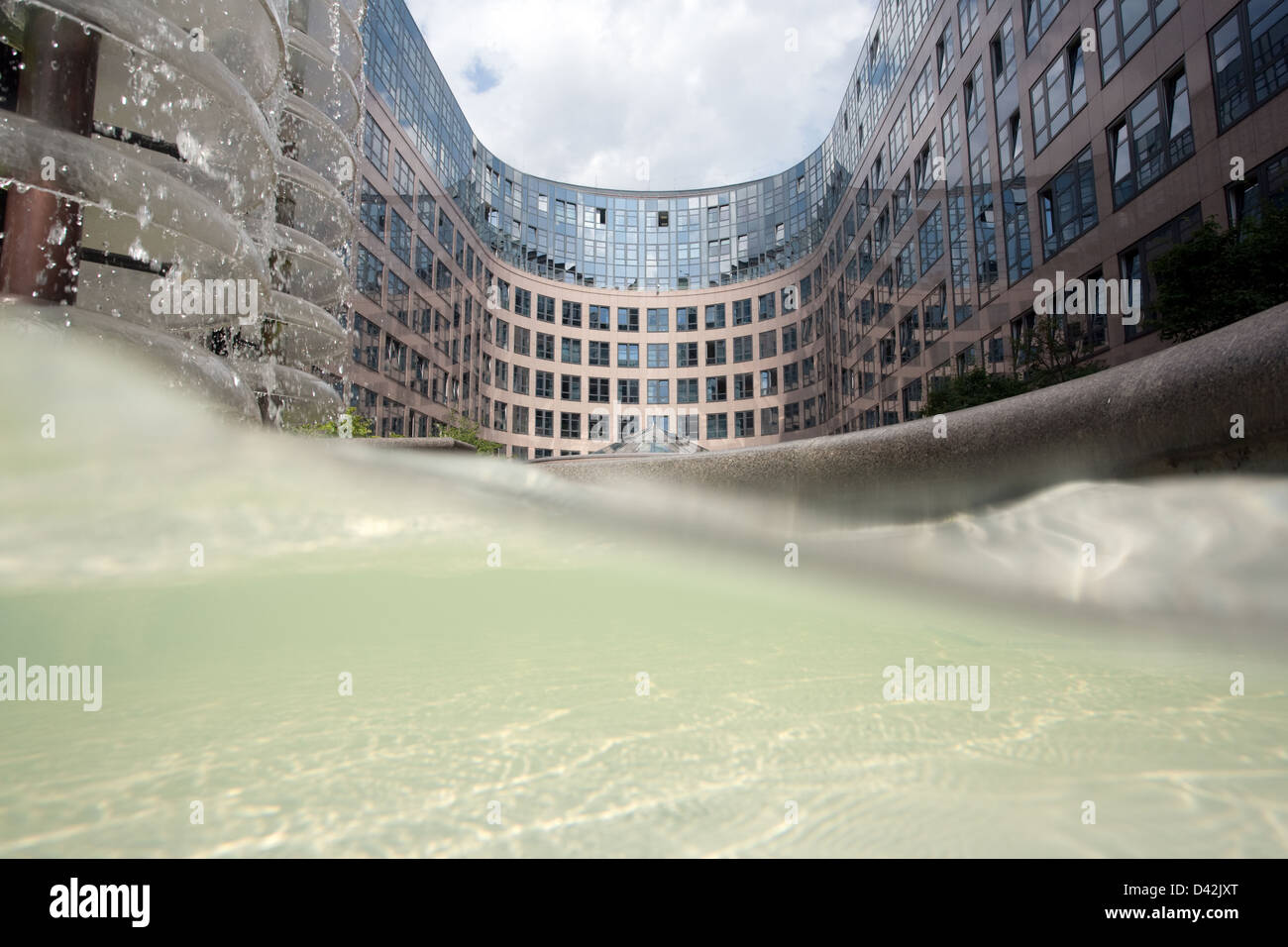 Berlino, Germania, onde di una fontana presso il Ministero Federale degli Interni Foto Stock