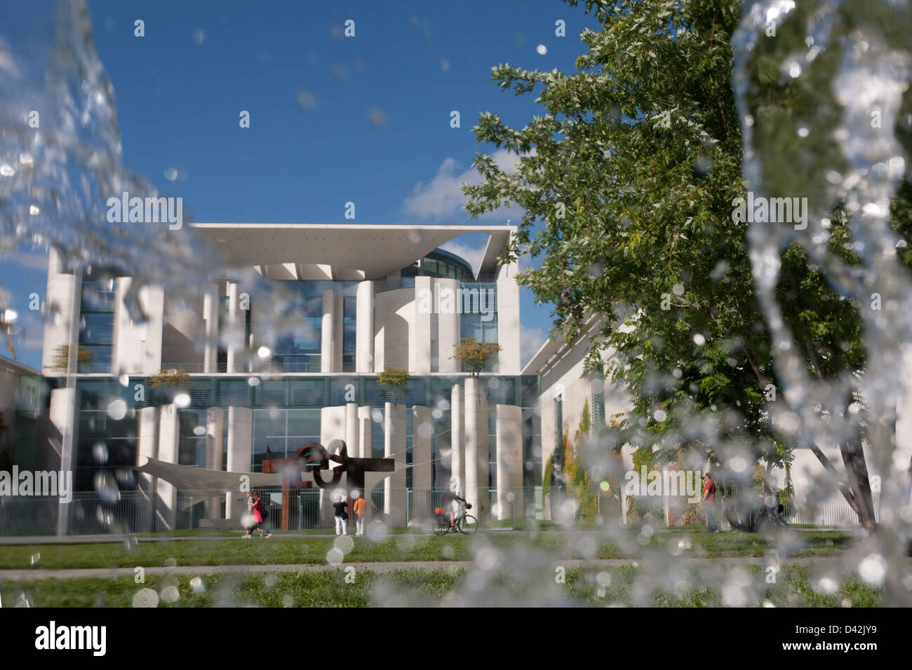 Berlino, Germania, gocce d'acqua della fontana nella parte anteriore della cancelleria Foto Stock