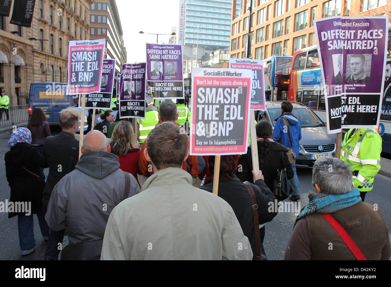 Unire le forze contro il fascismo terrà un contatore dimostrazione contro la difesa inglese League a Manchester il Sabato, 2 marzo 2013. Il UAF sfilato da Piccadilly Gardens di Albert Square e di estrema destra EDL sono stati condotti attraverso le strade di Manchester di Albert Square sono state un rally ha avuto luogo. Foto Stock