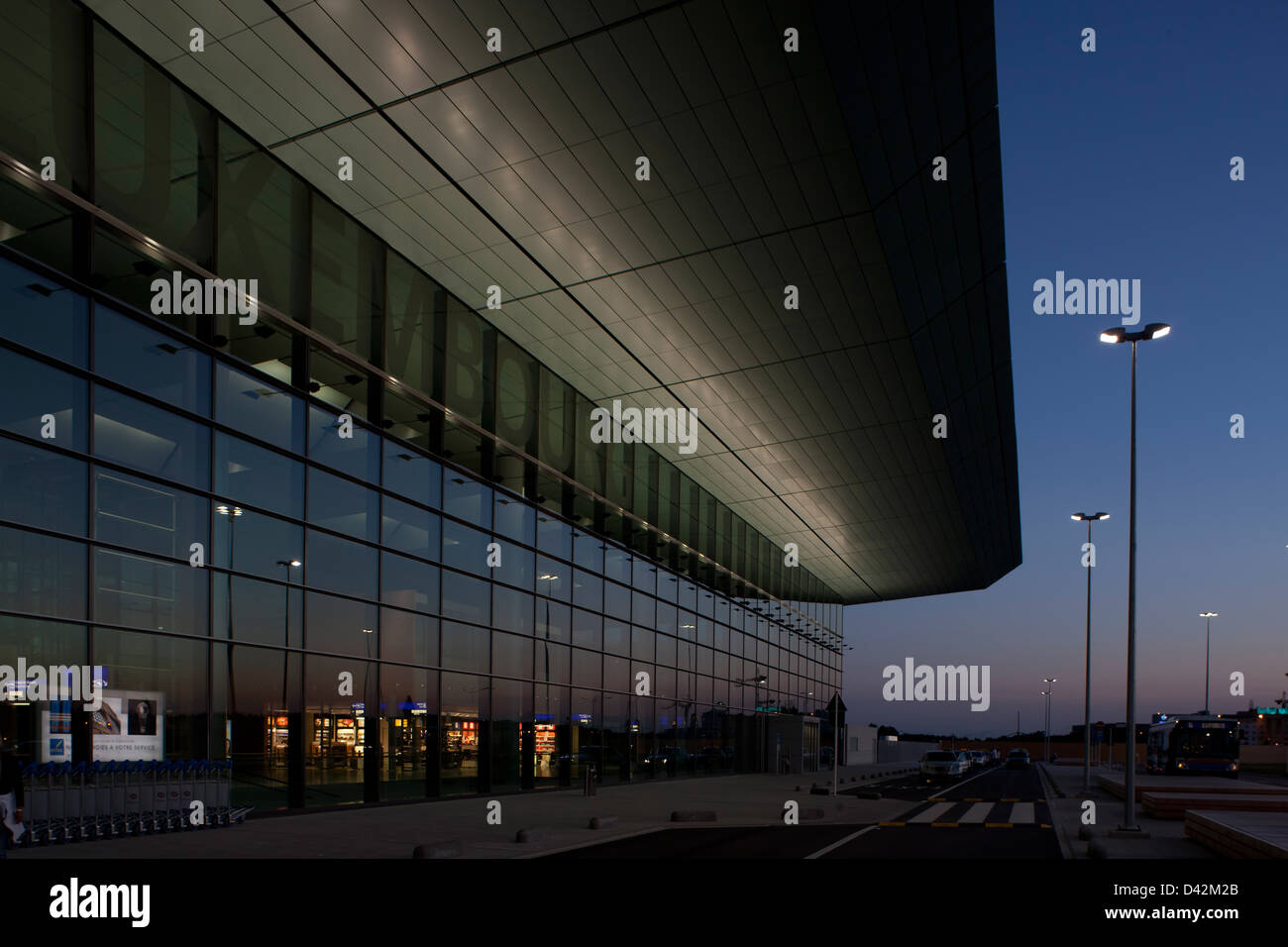 Lussemburgo, Granducato del Lussemburgo, la costruzione dell'aeroporto di notte Foto Stock