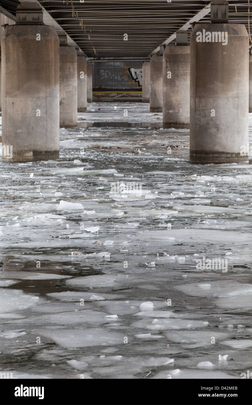 Acqua ghiacciata sotto un ponte del treno in Södermalm in una fredda giornata invernale, Stoccolma Svezia. Foto Stock