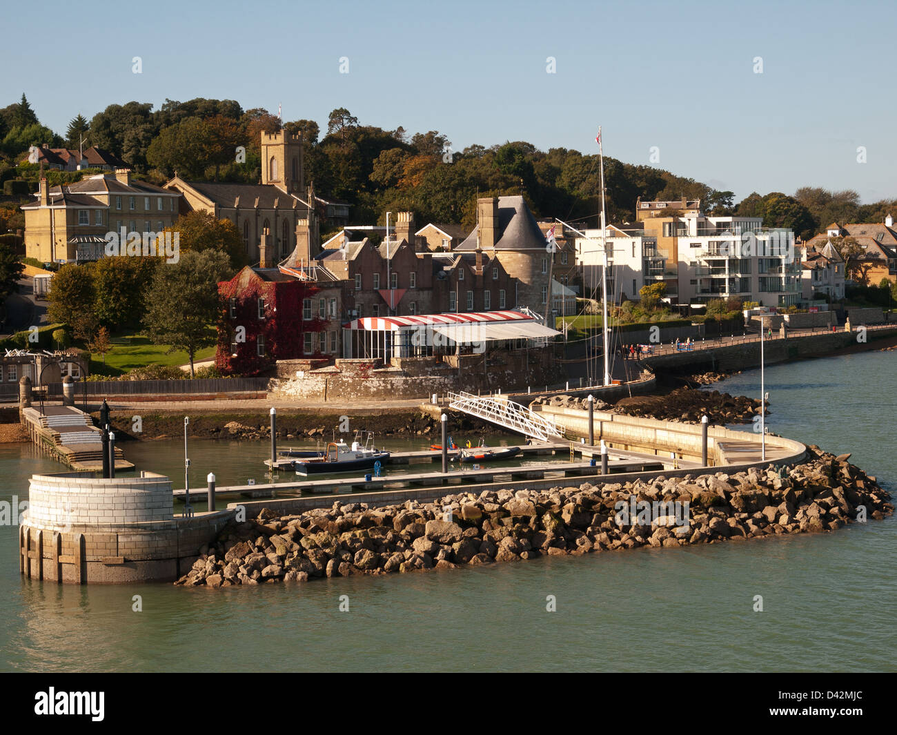 Il Royal Yacht Squadron West Cowes Isle of Wight England Regno Unito con la Santa Trinità Chiesa Parrocchiale in background Foto Stock